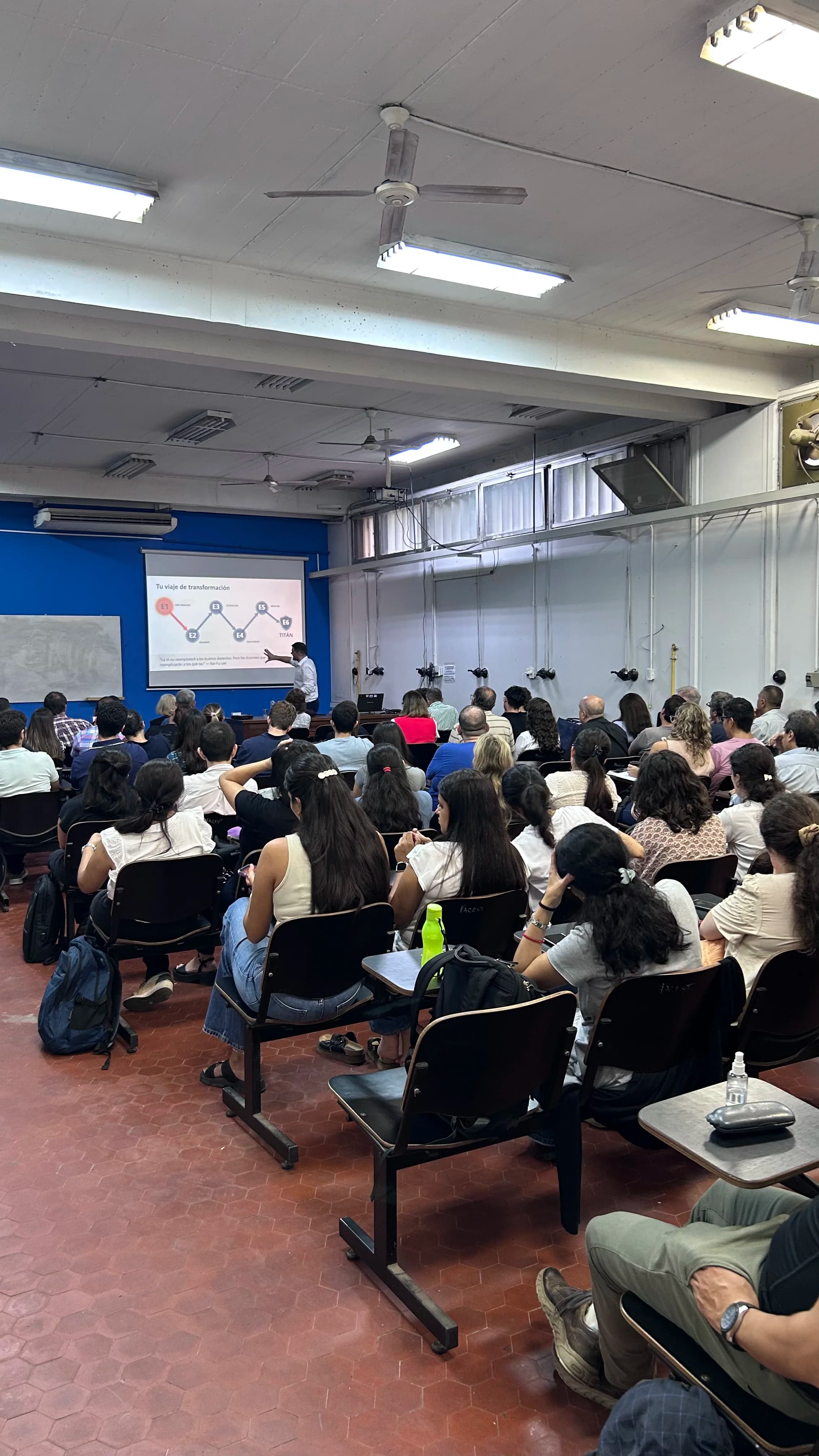 Encuentro de formación en IA junto a profesionales de FACET